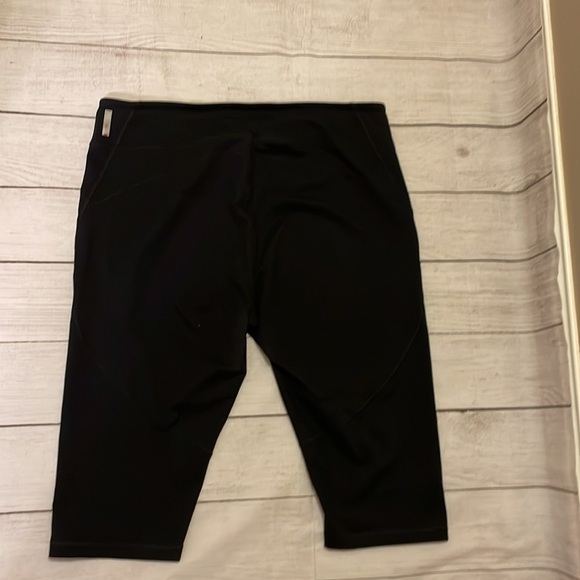 EUC Women’s Zella Capri Leggings in 2X​​ - Picture 3 of 4